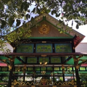 Depuis Yogyakarta, au centre de l'île de Java, on trouve à proximité le temple bouddhique de Borobudur, à l'ouest, et le temple hindouiste de Prambanan, à l'est..#Indonesia #temple #borobudur